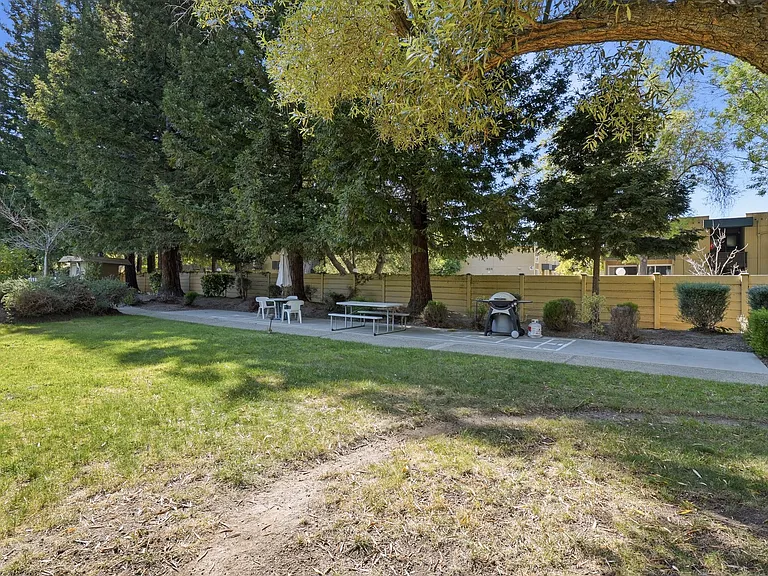 1031 Crestview Dr #305 — Photo 24