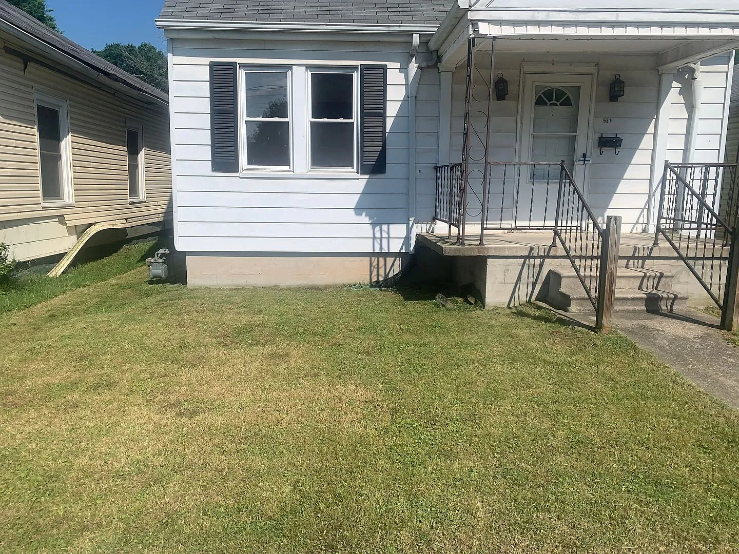 Three Bedroom home close to shopping and busline. — Photo 2