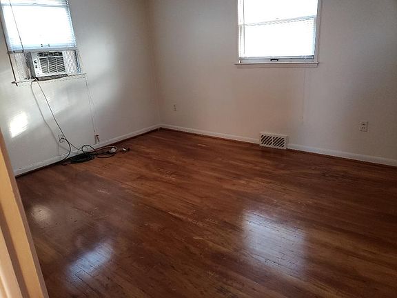 3rd image of 909 E Forest Ave