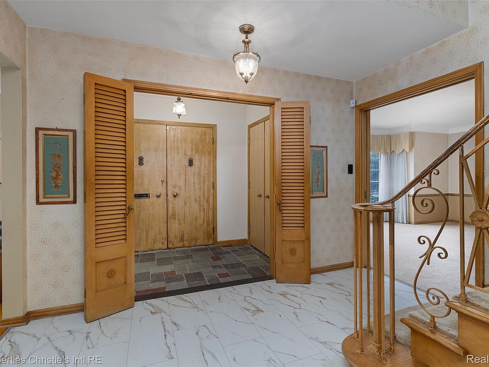 19262 Strathcona Dr, photo 2