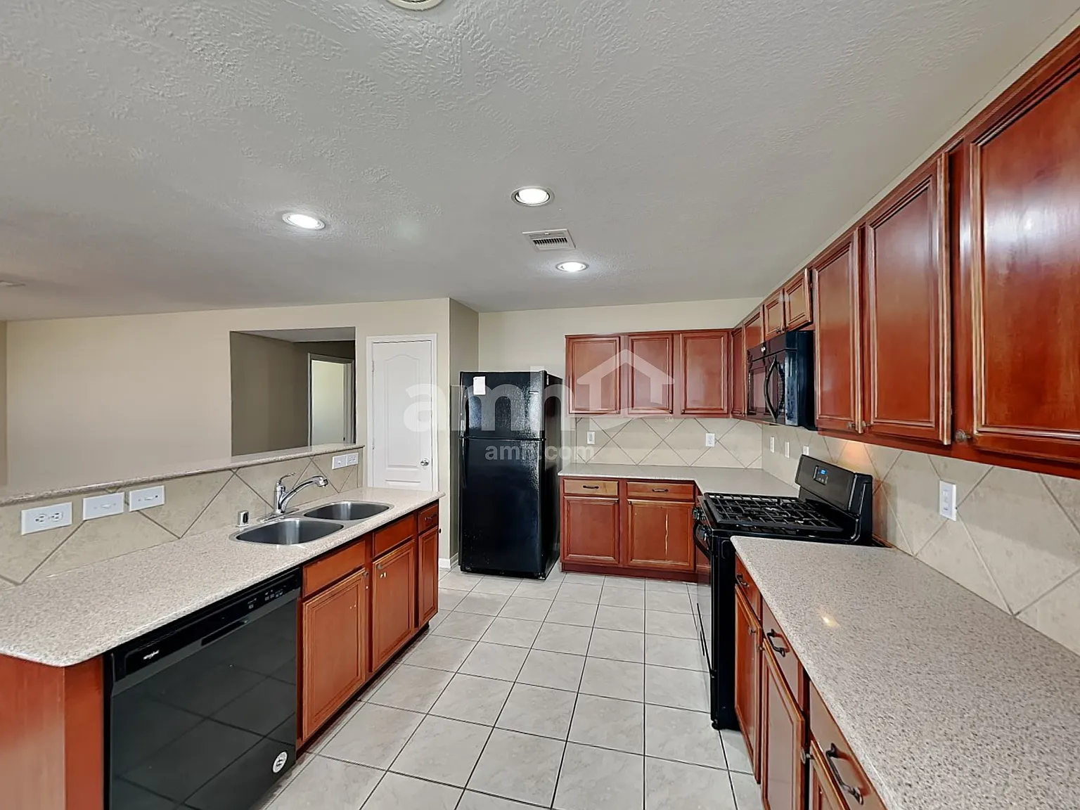 5 bed, 2.5 bath, 2497 sqft, $2,395 — Photo 3