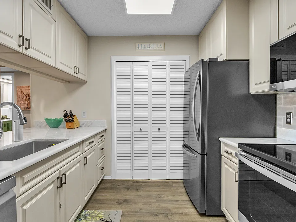 24 Plantation Dr #206