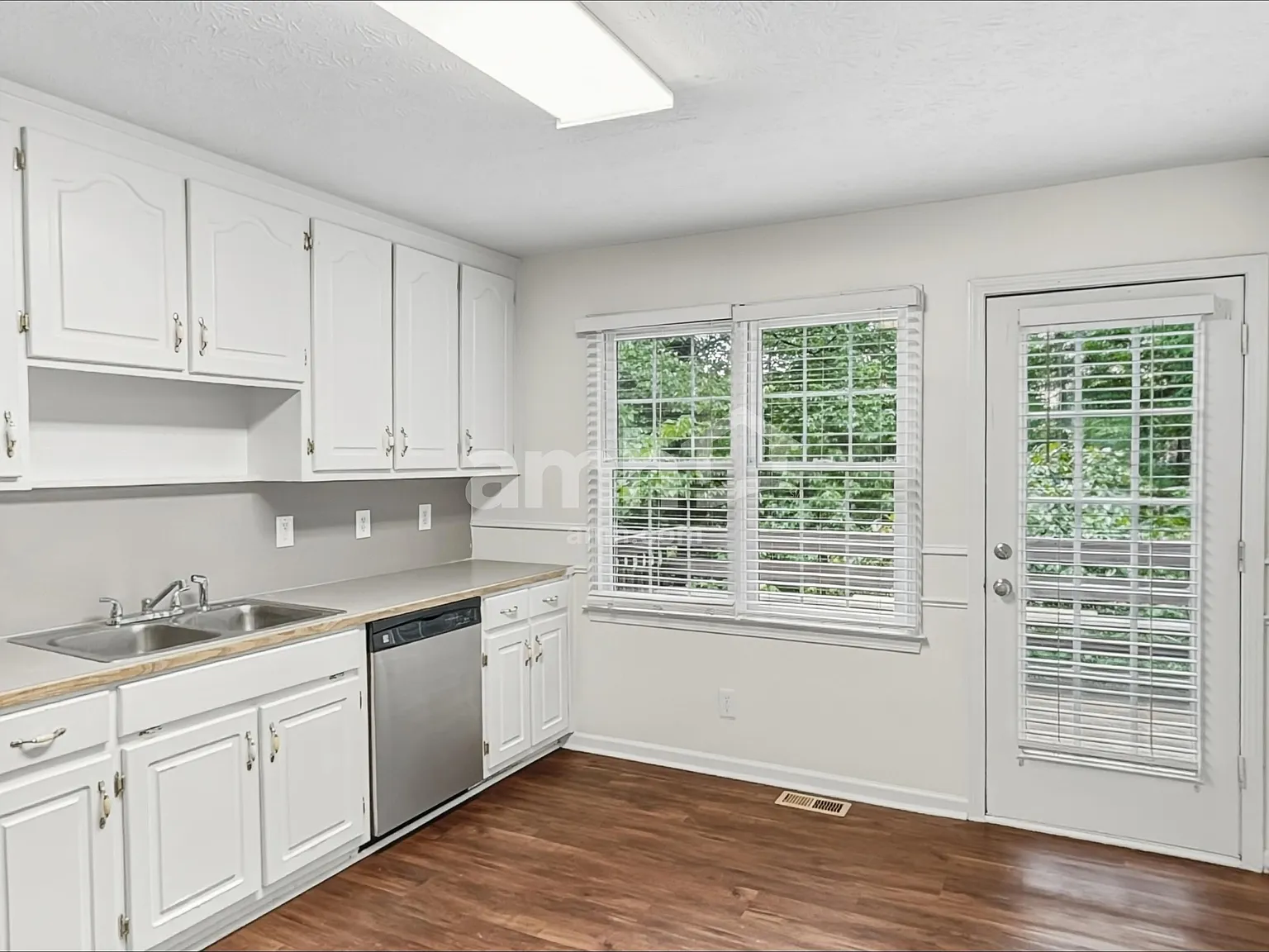 3 bed, 3.0 bath, 2436 sqft, $2,525 — Photo 4