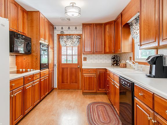 4th image of 555 Chinquapin Trl