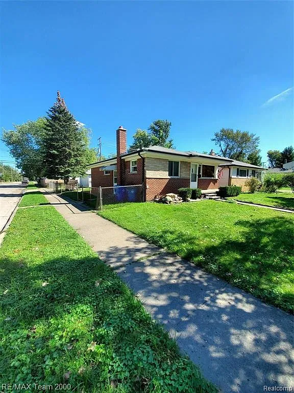 3 bed, 1.5 bath, 1950 sqft, $2,000 — Photo 1