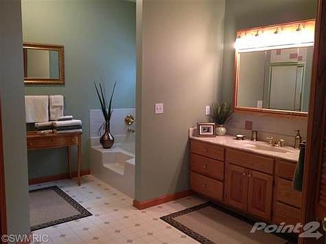 Master bath with soaking tub