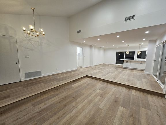 4th image of 2857 Pinelawn Dr