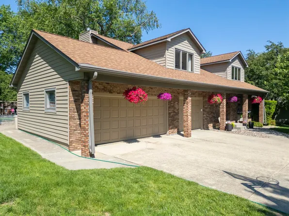 2215 Minnetonka Dr, Cedar Falls, IA 50613