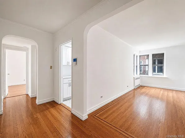 63-109 Saunders St #A8, Rego Park, NY 11374