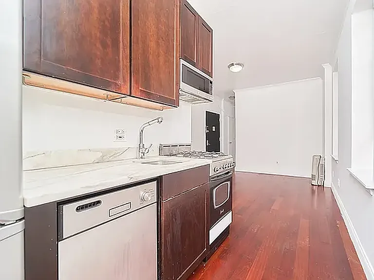 201 E 2nd St #3C — Photo 3