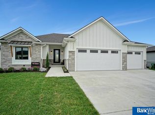 3233 Tree Line Dr, Lincoln, NE 68516