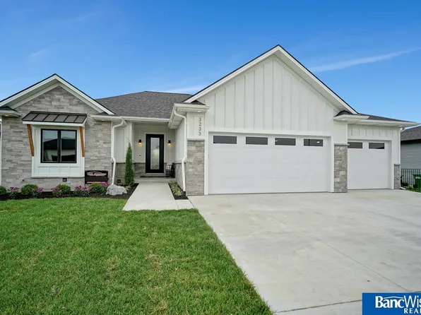 3233 Tree Line Dr, Lincoln, NE 68516