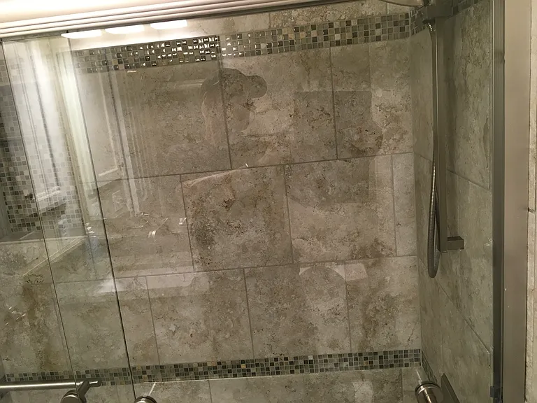 Shower/tub in hallway bath upstairs