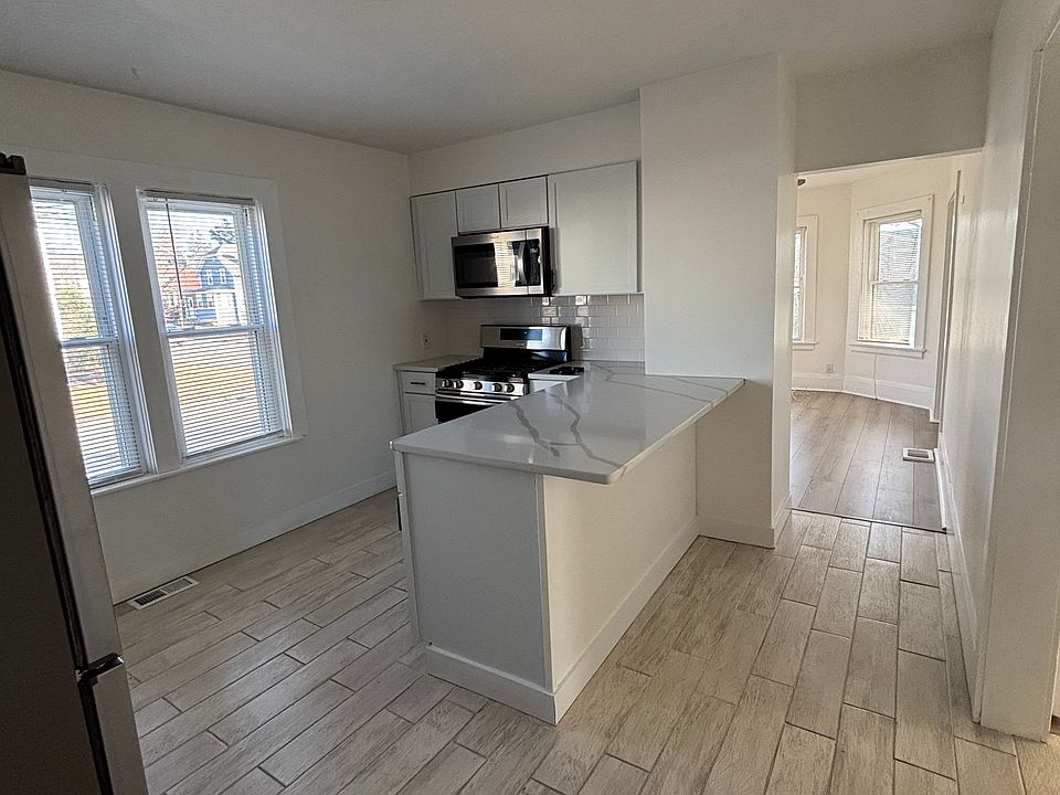 1st image of 163 Laurens St Floor 1