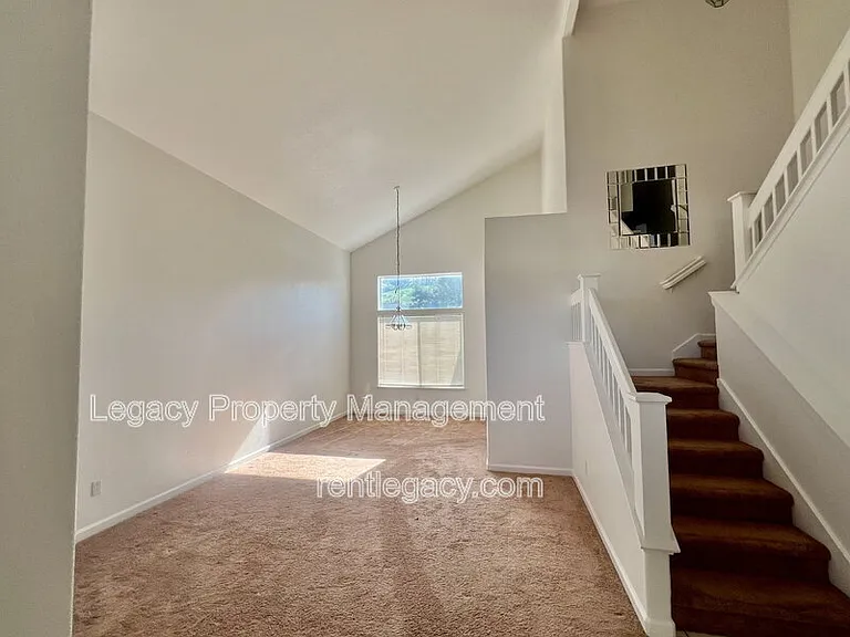 2750 Parkview Ter — Photo 3