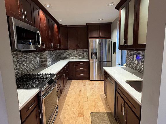 3rd image of 850 Howard Ave APT 5B