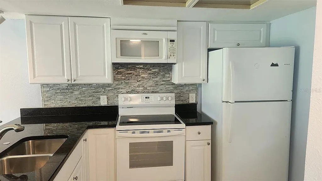 2 bed, 2.0 bath, 879 sqft, $1,395 — Photo 4