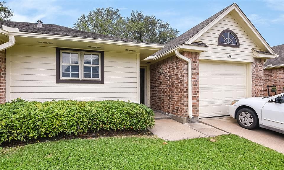 Great 3 bedroom / 2 bath / 1 car garage: all wheelchair accessible. Active 55+ community with clubhouse, pool, tennis courts, exercise and game rooms, a variety of planned activities and clubs, including Friday happy hour at the Grill , 24-hr manned 