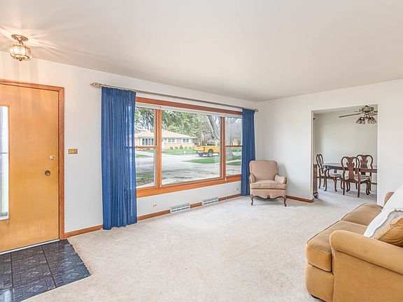 3rd image of 405 S Crestwood Ln