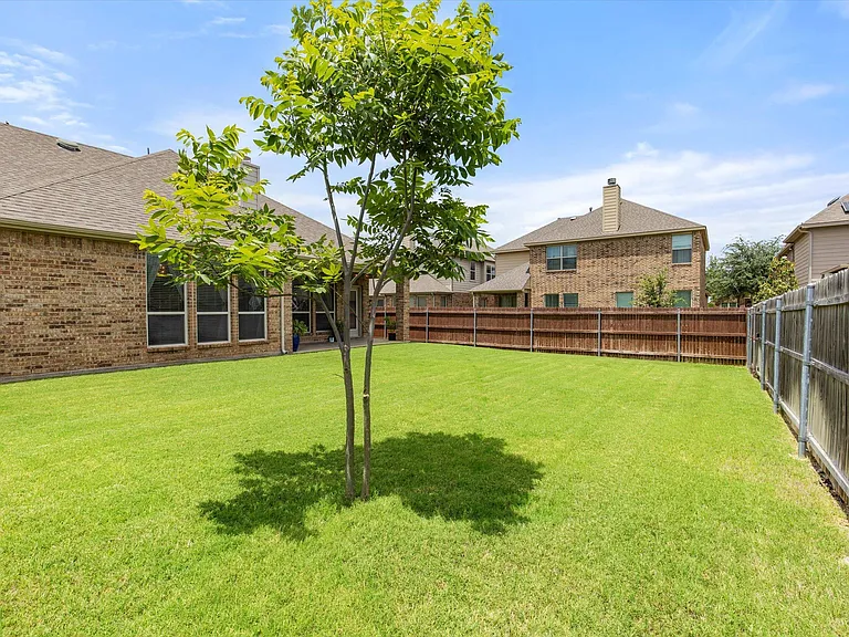 8720 Devonshire Dr — Photo 32