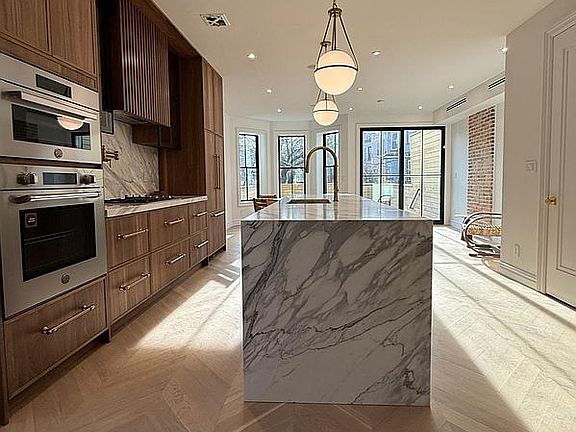 5th image of 490 Irving Ave