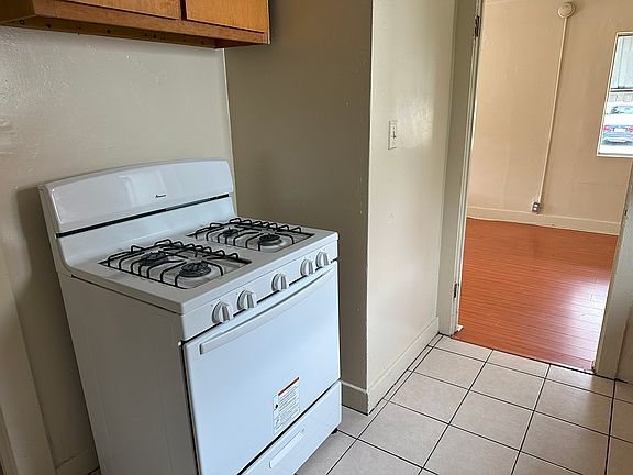 5th image of 320 W Acacia Ave