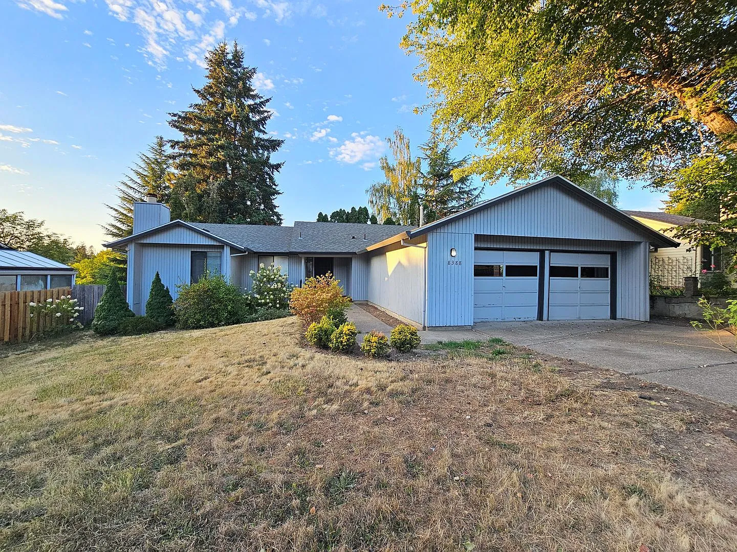 Lovely 3 Bedroom, 2 Bath House with 2 Car Garage — Photo 1