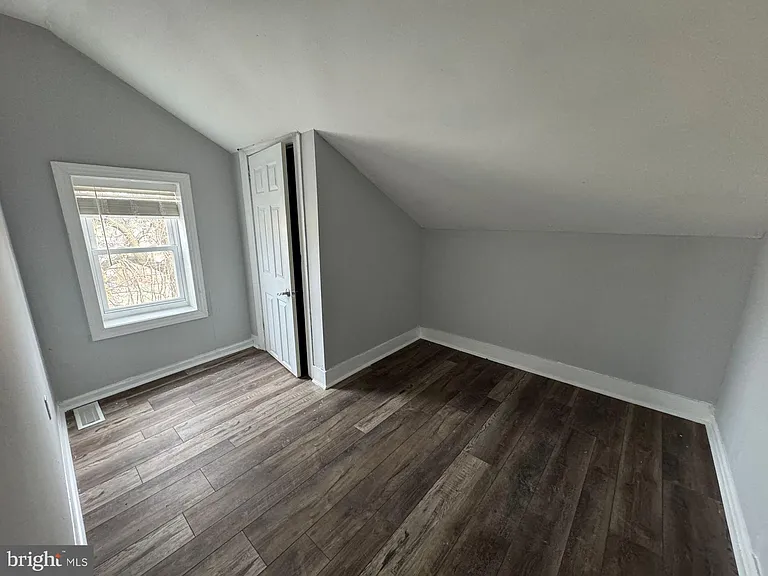 610 E 9th St #2 — Photo 8