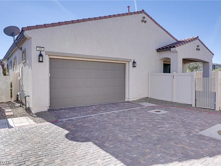 209 Coltrane Canyon Ave — Photo 23