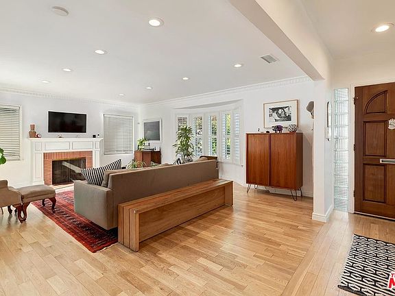 3rd image of 3009 Castle Heights Ave