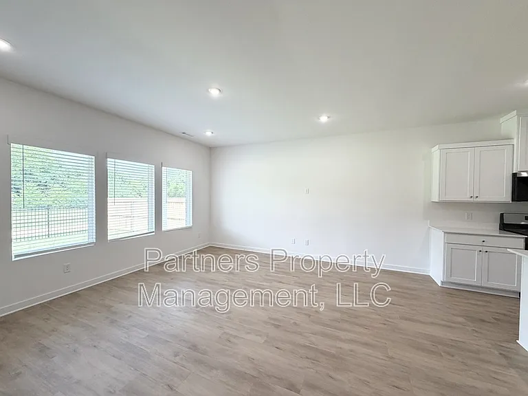537 S Neon Ave — Photo 4