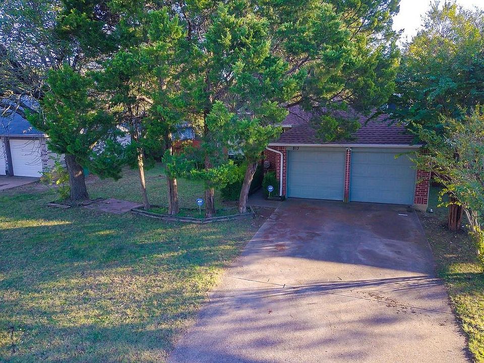 1st image of 813 Clover Hill Ln