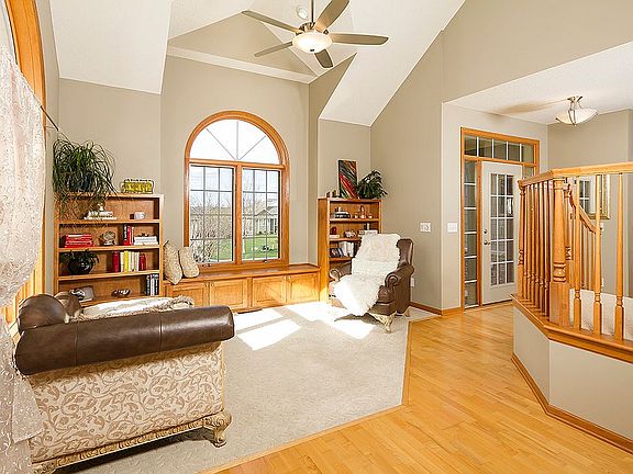 5th image of 1015 Parkview Ln