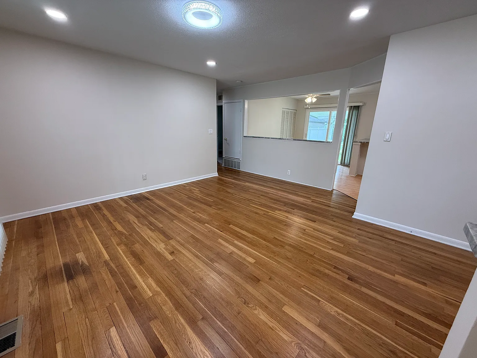 2 bed, 998 sqft, $1,700 — Photo 4