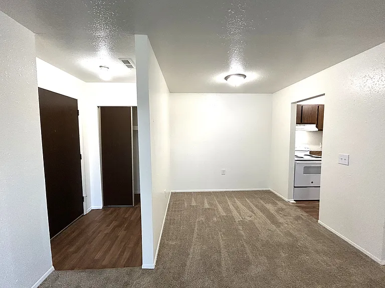 Windsor Place Apartments — Photo 48