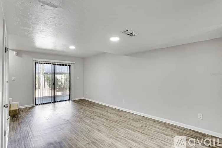 915 SW 61st St #B — Photo 2