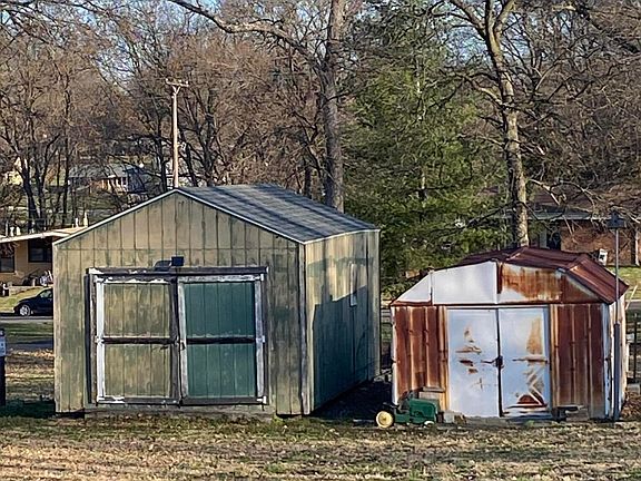 2nd image of 629 E Yerby St