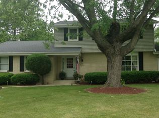 N82W15822 Valley View Dr, Menomonee Falls, WI 53051