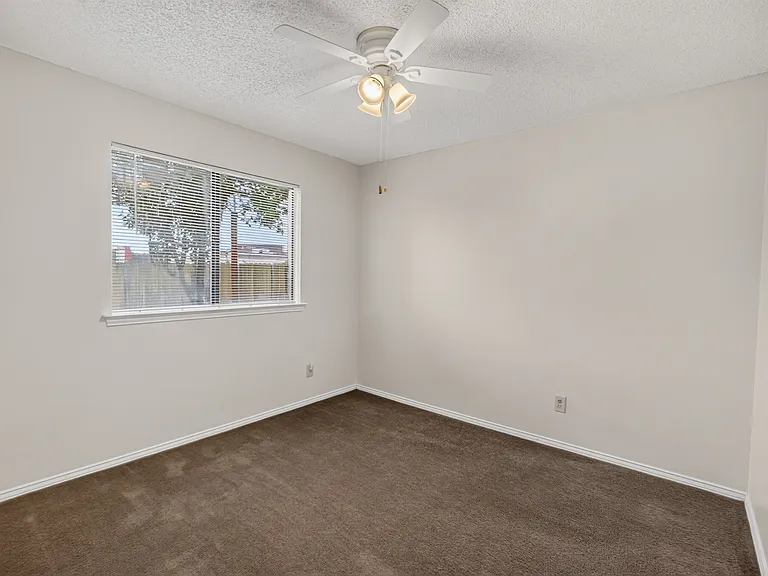 1115 Lombard Ln — Photo 8