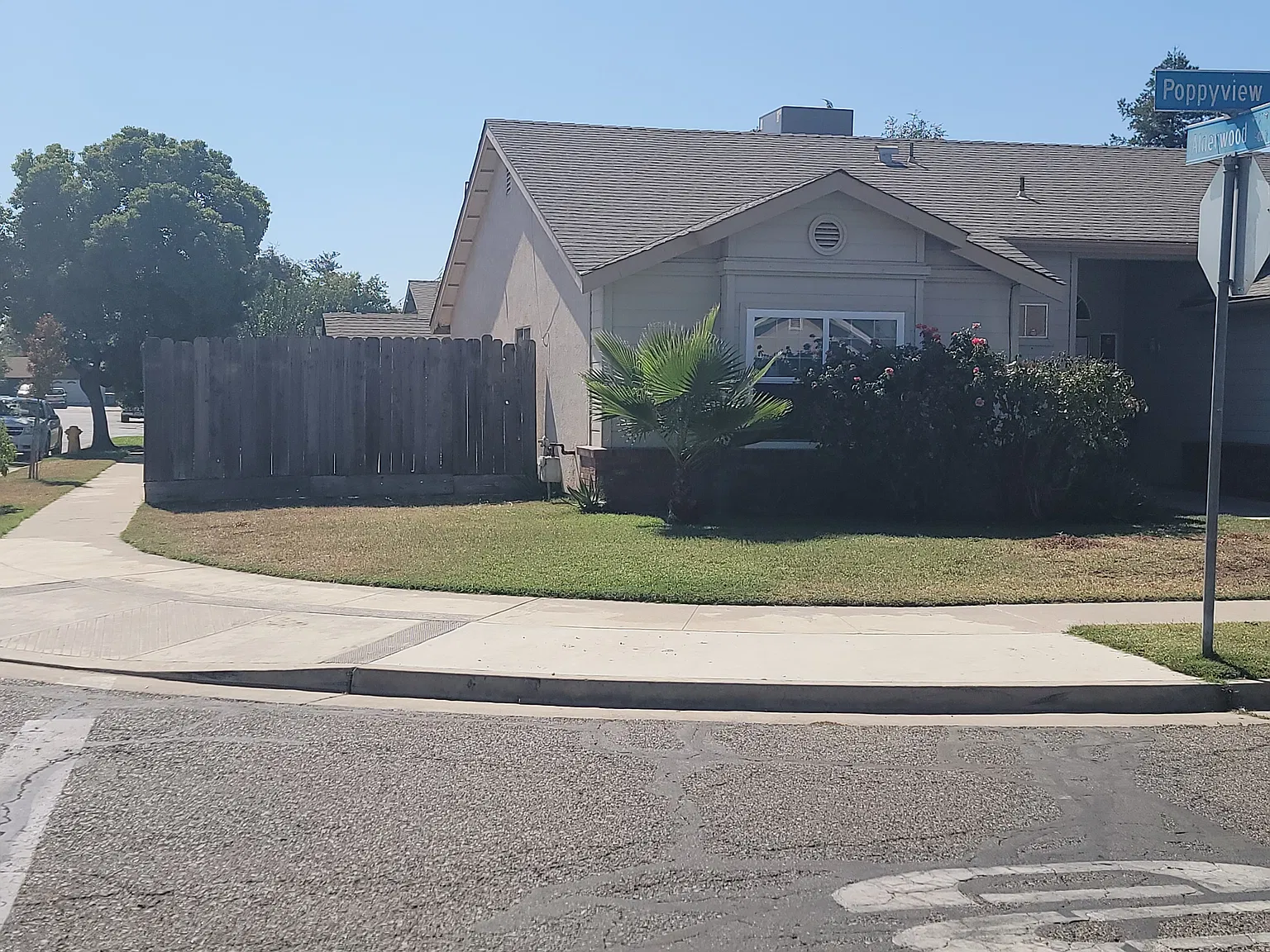 3 bed, 1381 sqft, $2,200 — Photo 3