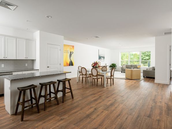 390 Chief Justice Cushing Hwy Unit 208