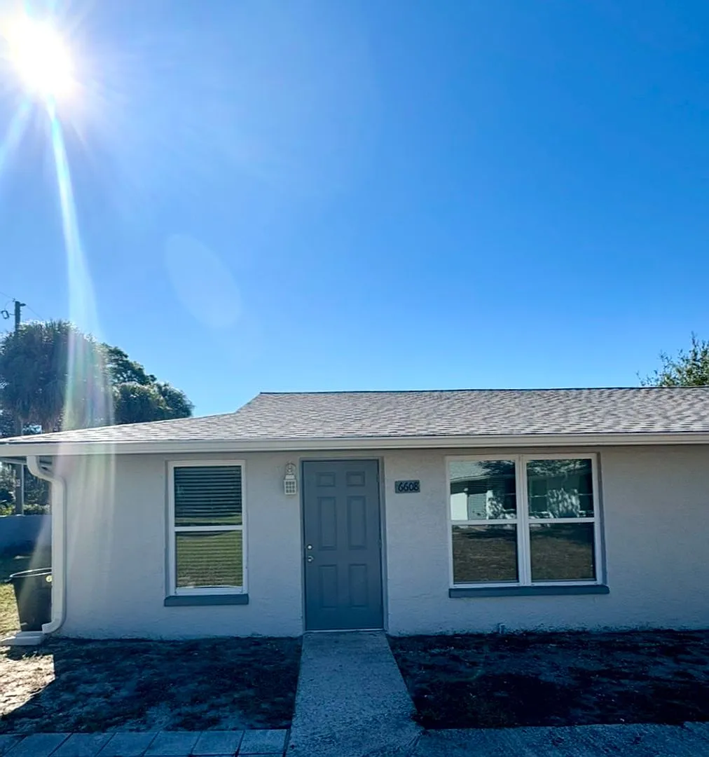 2/1 Close to Downtown New Port Richey — Photo 1