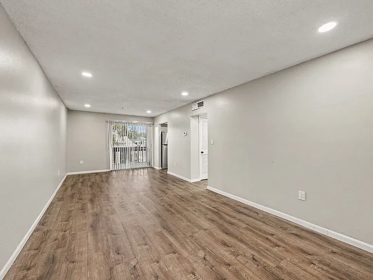 9208 N Connechusett Rd #D — Photo 10