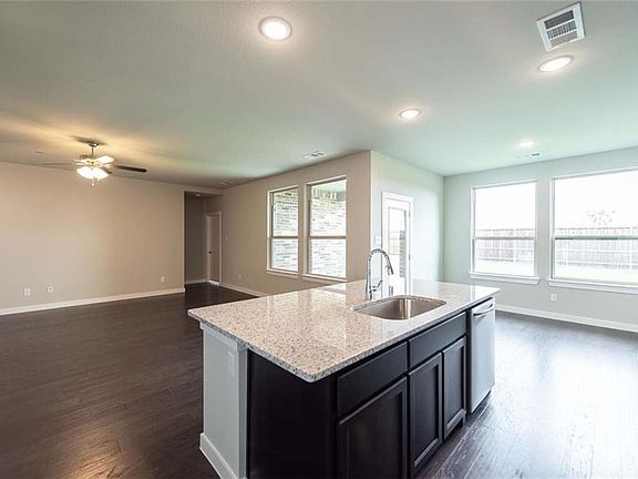 5th image of 2412 Prairie Trail Ave