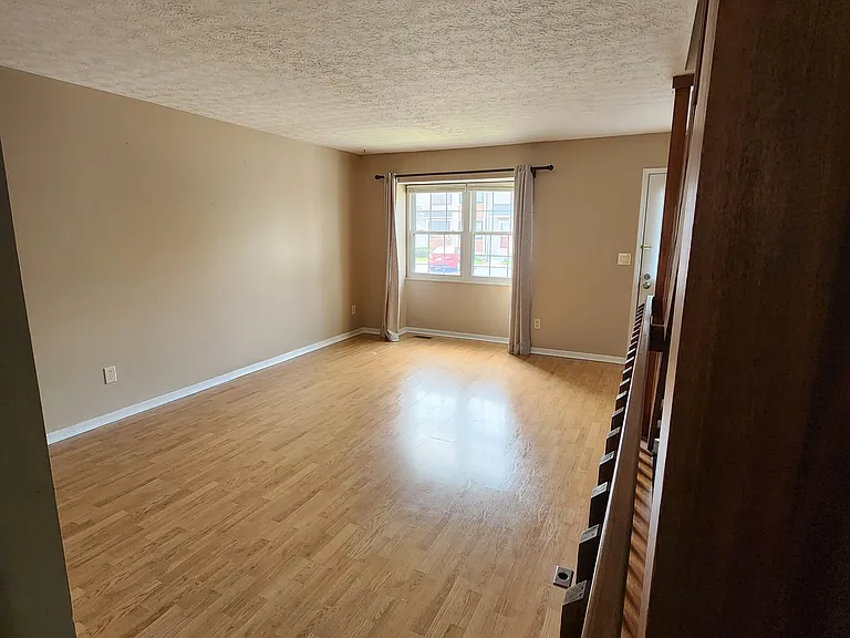1054 Syracuse Ln — Photo 3