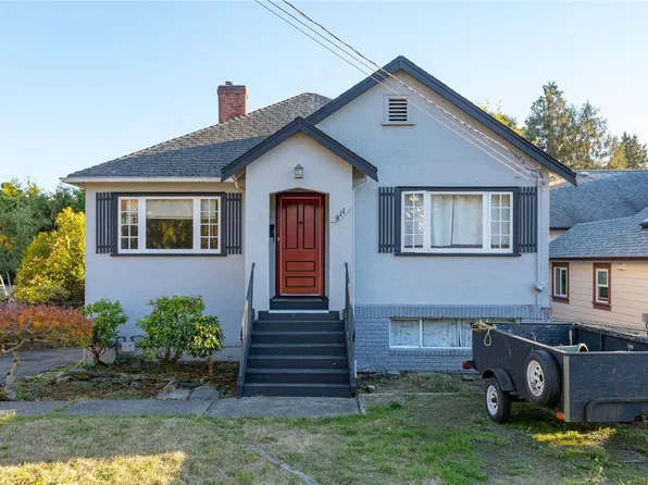 911 Darwin Ave, Saanich, BC V8X 2X8