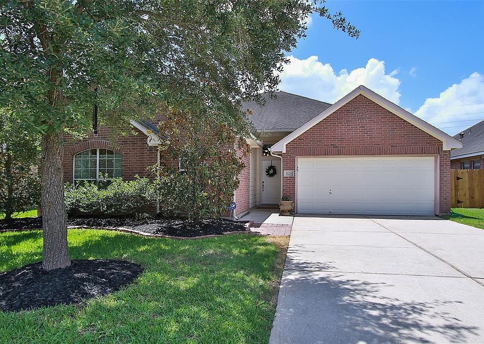 Cute! Cute! One story David Weekley build home in Bear Creek Village. The home has great curb appeal, freshly painted front door entry, and nice arched window.