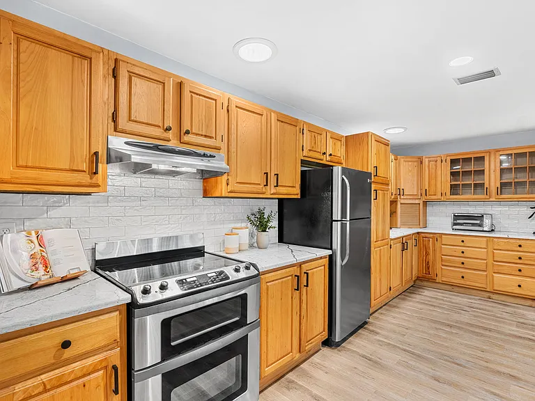 975 Oak St — Photo 12