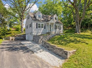 6 Suffolk Dr, Coraopolis, PA 15108