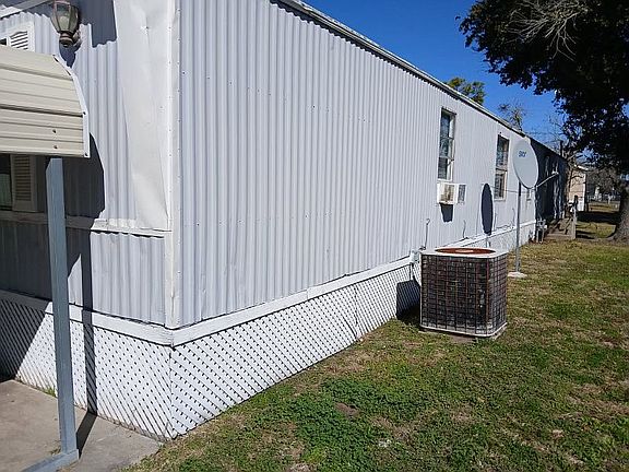 2nd image of 1204 S Laurent St Trailer 18